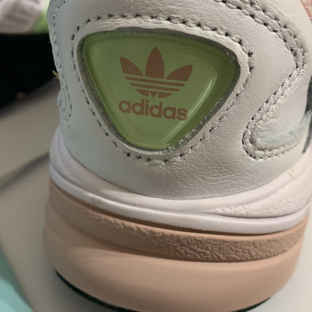 Adidas Torsion tennis shoes - Picture 12 of 12
